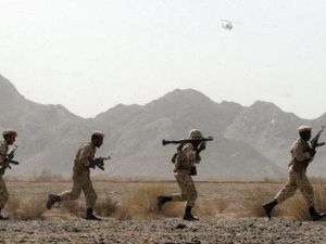 جنود ايرانيون يشاركون في تدريبات عسكرية في سيستان بلوشستان، قرب الحدود الباكستانية
