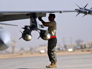 جندي اميركي يجهز مقاتلة من طراز اف-16 في قاعدة بلد في العراق
