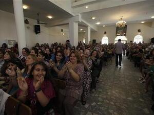 مسيحيون يحضرون قداس عيد القيامة في كنيسة ببغداد يوم الاحد.
