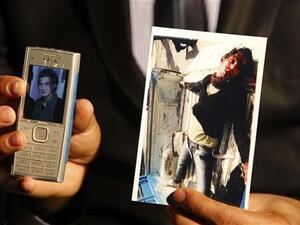 نشط في قضايا المثليين يحمل صورتين لصديق له قتل في بغداد
