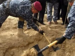 صورة من الارشيف لجنود عراقيين ينبشون موقعا لمقبرة جماعية في بعقوبة
