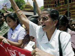 عمال المستشفيات في تظاهرة في كولومبو
