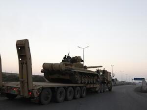 دبابة للجيش العراقي يجري نقلها الى الانبار
