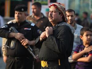 رجل امن عراقي يراقب خلال مسيرة احياء لذكرى عاشوراء في الكاظمية