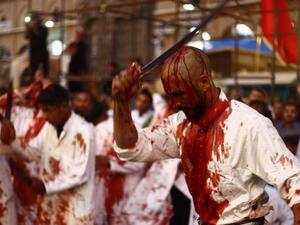 عراقيون تغطيهم الدماء خلال احيائهم ذكرى عاشوراء في النجف