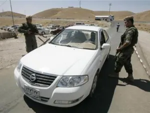 جنديان من قوات البشمرجية الكردية على نقطة تفتيش في كركوك 
