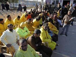 سجناء في أحد سجون بغداد في انتظار الافراج عنهم يوم الاثنين. 
