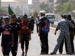 عراقيون شيعة يتوجهون الى الكاظمية
