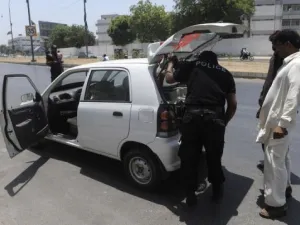 عناصر من الشرطة الباكستانية يفتشون سيارة بالقرب من السفارة الاميركية في اسلام اباد