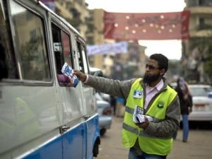 ناشط اسلامي يوزع منشورات انتخابية في مصر