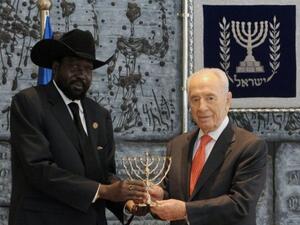 الرئيس الاسرائيلي شمعون بيريز مستقبلا رئيس جنوب السودان سلفا كير خلال زيارته لاسرائيل 