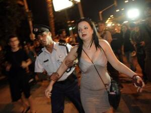 الشرطة تعتقل ا حدى المتظاهرات 