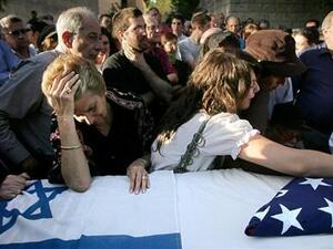 مشيعون خلال جنازة دانييل وولتز في القدس
