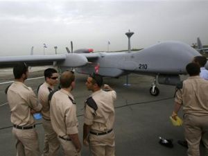 جنود بجوار طائرة بدون طيار في قاعدة جوية قرب تل ابيب
