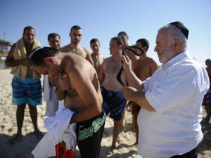 يهود يمارسون شعائر دينية قبيل بدء يوم الغفران في اشدود
