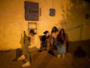 اسرائيليون خارج احد الملاجىء في نتيفوت
