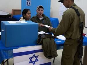 اعلن الجيش الاسرائيلي ان الجنود الاسرائيليين بدأوا التصويت
