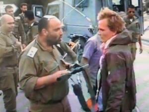 صورة عن يوتيوب للضابط الاسرائيلي قبل ان يضرب الناشط بسلاحه
