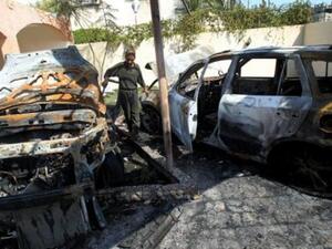 صبي فلسطيني يتفقد سيارات مدمرة امام منزل في غزة بعد غارة اسرائيلية
