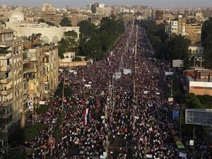 متظاهرون امام قصر الرئاسة بالقاهرة