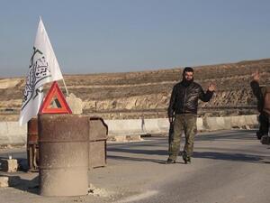 مسلحون من الجبهة الاسلامية يقيمون حاجزا قرب بلدة معرة النعمان في سوريا
