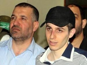 احمد الجعبري والى جانبه الجندي الاسرائيلي جلعاد شاليط