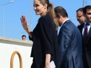 انجلينا جولي تزور مخيمات اللاجئين السوريين في تركيا 