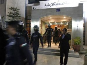 الدرك الاردني يقتحم صحيفة "الرأي" الحكومية 