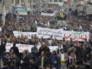 اعضاء جماعة الاخوان المسلمين يتظاهرون ضد الحكومة في عمان
