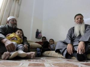 محمد عبد العال (يسار) يجلس مع الزعيم السلفي عبد شحادة المعروف بابو محمد الطحاوي والد زوجة محمد