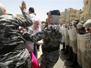 مظاهرة ضد السفارة الاسرائيلية في عمان- ارشيف