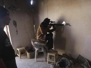 مقاتل من الجيش الحر في دير الزور