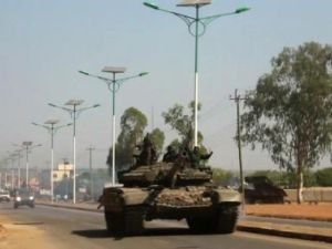 دبابة تجوب شارعا من الشوارع الرئيسية في جوبا
