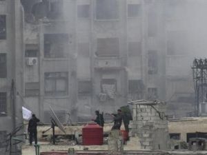 مقاتلون من الجيش السوري الحر خلال اشتباكات مع قوات الاسد في منطقة جوبر قرب دمشق
