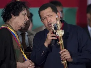 الرئيس الفنزويلي هوجو تشافيز يهدي سيفا إلى الزعيم الليبي معمر القذافي خلال زيارة الاخيرة لفنزويلا 
