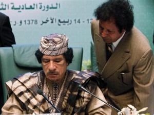 الزعيم الليبي الراحل معمر القذافي (يسارا) مع أحمد قذاف الدم في سرت
