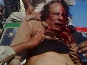 مقاتلون يلقون القبض على الزعيم الليبي الراحل معمر القذافي
