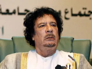 القذافي يلقي كلمة أمام شباب قبيلة الزنتان