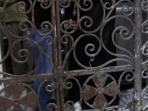 كاهن قبطي ينظر الى الحطام بعد عملية التفجير التي استهدفت كنيسة القديسين في الاسكندرية ليلة راس السنة 2011
