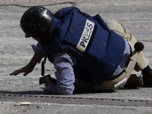 مراسل وكالة فرانس برس سامي كتز تحت رحمة نيران القناصىة في معلولا
