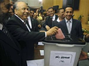 رئيس مجلس الشعب محمد سعد الكتاتني يدلي بصوته في انتخابات الجمعية التأسيسية 