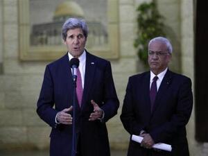 وزير الخارجية الأمريكي جون كيري يدلي بتصريحات وإلى جواره كبير المفاوضين الفلسطينيين صائب عريقات
