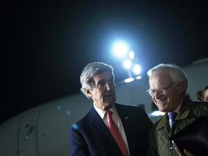 كيري مع المبعوث الاميركي الخاص لعملية السلام مارتن انديك
