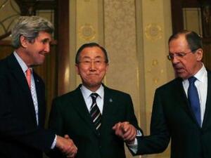 من اليسار: وزير الخارجية الاميركي جون كيري والامين العام للامم المتحدة بان كي مون ووزير الخارجية الروسي سيرغي لافروف بعد لقاءبينهم في مونترو الثلاثاء
