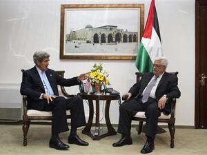 وزير الخارجية الامريكي جون كيري خلال اجتماعه مع الرئيس الفلسطيني محمود عباس