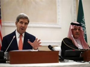 وزير الخارجية الأمريكي جون كيري يتحدث في مؤتمر صحفي في الرياض يوم الاثنين وبجواره نظيره السعودي سعود الفيصل
