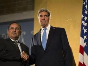 وزير الخارجية الامريكي جون كيري ونظيره المصري نبيل فهمي 
