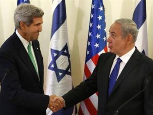 وزير الخارجية الامريكي جون كيري (يسارا) يصافح رئيس الوزراء الاسرائيلي بنيامين نتنياهو
