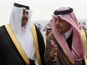 وزير الخارجية السعودي الامير سعود الفيصل (الى اليمين) يتحدث الى الشيخ حمد بن جاسم ال ثاني رئيس الوزراء ووزير خارجية قطر
