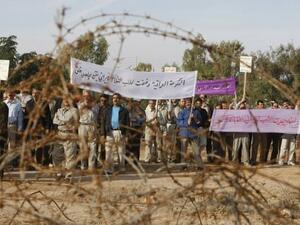 انصار مجاهدي خلق يتظاهرون في معسكر اشرف ضد قرار السلطات العراقية نقلهم من المعسكر
